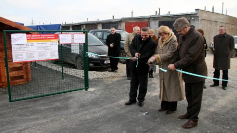 В декабре 2007 года открылся общий пункт сбора опасных отходов города Кохтла-Ярве и тогдашней волости Кохтла. Теперь Тойлаское волостное управление хочет преобразовать пункт в станцию приема отходов, чтобы там можно было сдавать все виды отходов. (Фото: Пеэтер ЛИЛЛЕВЯЛИ/АРХИВ)
