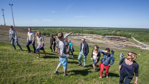Прогулка на вершину кивиылиского террикона под руководством Янека Маара оказалась по силам практически всей делегации, состоявшей из чиновников Европейской комиссии и эстонских министерств, чья работа - следить за тем, на каких условиях распределяются и как используются евроденьги. (Фото: Матти КЯМЯРЯ)