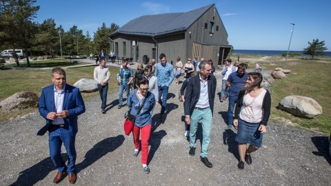 Хейго Притс представил бизнес, которым он и его брат занимаются в порядке хобби, - Пуртсеский яхтенный порт, ресторан "Tulivee", высоко оцененный знатоками кулинарии, и музей спирта, строительство которого вскоре начнется и который будет рассказывать историю опасной перевозки спирта, имевшей место в 1920-1940 годах. Последнее возмутило одного из членов Рийгикогу, который выразил недовольство тем, что европоддержку получил музей, пропагандирующий алкоголь. Притс отметил, что создаваемый музей точно не агитирует никого пить. "Потребление алкоголя - часть эстонской культуры. Ведь эти люди возили спирт не для того, чтобы самим его выпить. Для них это был исключительно бизнес-проект. Причина, почему он расцвел в этих краях, - открытая в Кивиыли в 1930-х годах химпромышленность. Люди, в том числе мой прадед, увидели, что для алкоголя есть рынок, и благодаря этому наша семья оказалась в деревне Лиймала". (Фото: Матти КЯМЯРЯ)