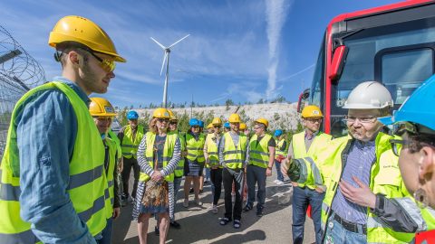 Главный специалист концерна "Eesti Energia" по окружающей среде Арво Тордик рассказал чиновникам, как проходило закрытие золоотвала №2 Балтийской электростанции, поддержанное Фондом солидарности. "Закрытие золоотвала само по себе просто: отводишь воду, разравниваешь, укладываешь сверху слой торфа, сажаешь траву и деревья, только площадь большая - почти пять квадратных километров, - рассказал он. - Причем деревья сажали так: пробуривали углубление и помещали туда саженец. Зола напоминает низкокачественный цемент, и поверхность достаточно твердая". Золоотвал официально закрыли десять лет назад, тогда же построили новую свалку промотходов. Стоимость проекта составила около 7 миллионов евро. В 2010 году на золоотвале также построили ветропарк. "Здесь ветрогенераторы никому не мешают", - отметил Тордик. (Фото: Матти КЯМЯРЯ)