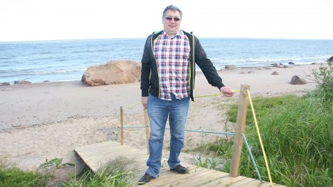 Член правления "Valmaks Grupp" Михаил Карцев говорит, что они стараются вернуть пляжу Аа привлекательность и готовы устраивать на берегу музыкальные вечера и летние праздники. (Фото: Пеэтер ЛИЛЛЕВЯЛИ)