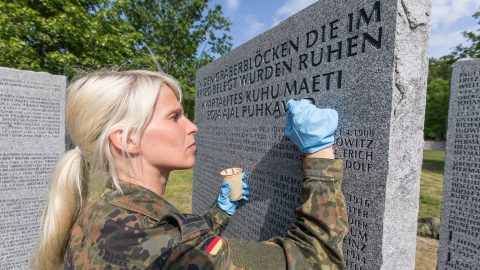 Механик ВВС Германии, обер-фельдфебель Анья Корх восстанавливает имена павших солдат. (Фото: Матти КЯМЯРЯ)