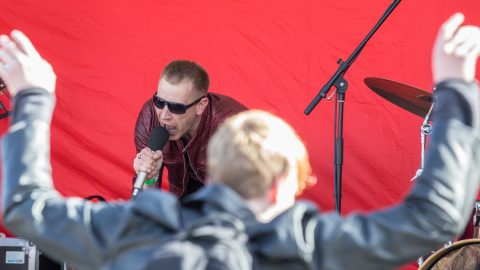 Янек Пахка сам вышел на сцену в начале мая 2018 года на концерте перед йыхвиским вокзалом в качестве солиста панк-группы "Alice Tisler". 1 сентября он хочет организовать в Кохтла-Ярве концерт, на котором смогли бы выступить местные молодежные группы, однако Кохтла-Ярвеское горуправление не дало на это разрешения. (Фото: Матти КЯМЯРЯ/АРХИВ)