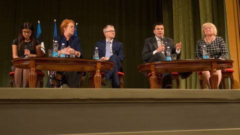 Премьер-министр Юри Ратас со сцены Силламяэского центра культуры сказал примерно 150 собравшимся в зале, что действия России в Грузии и на Украине показали, что угроза нападения на соседей может быть реальной. (Фото: Матти КЯМЯРЯ)