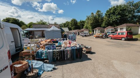 Несмотря на срыв инвестиционных планов и сохраняющуюся ветхость рынка "Энергия", торговля там идет временами довольно бойко. (Фото: Илья СМИРНОВ)
