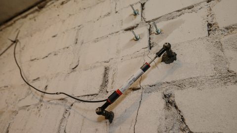 Устройство для замера изменений одной из трещин в основании жилого дома по ул. Синивооре, 13 в Кохтла-Ярве. Данные с датчика постоянно передаются исследователям через сотовую сеть связи. (Фото: Илья СМИРНОВ)