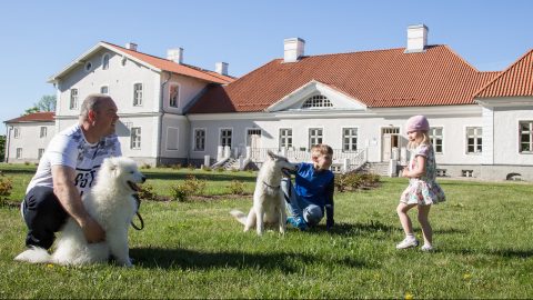 Гуйдо Теллис вместе с самоедом Луной. Хаски Виксен забавляется с Грегором и Тессой. (Фото: Матти КЯМЯРЯ)