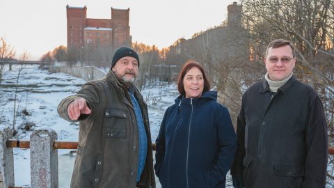 Вопрос будущей Нарвской госгимназии и языка обучения в ней разделил Михаила Стальнухина и других влиятельных в Нарве центристов. На этом еще зимнем фото именно министр образования Майлис Репс стоит между Стальнухиным и зампредседателя нарвского партийного округа Андрусом Таммом. (Фото: Илья СМИРНОВ/АРХИВ)
