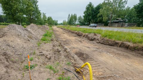 Жители Нарвы уже много-много лет мечтают о появлении велодорожки до курортного Нарва-Йыэсуу. Теперь, когда дело реально сдвинулось и пришли строители, на их пути нашлось новое препятствие. (Фото: Илья СМИРНОВ)