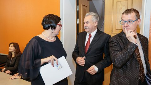 Лидер оппозиции в Нарвском горсобрании Катри Райк и лидер Центристской фракции Алексей Воронов сегодня еще говорят о надежде договориться и выбрать устраивающего всех председателя собрания. Мэр Нарвы Тармо Таммисте (справа) тоже имеет шансы стать кандидатом. (Фото: Илья СМИРНОВ/АРХИВ)