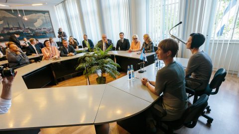 Случаи, когда на заседаниях Нарвского горсобрания звучит только эстонская речь, выдаются очень редко. Прошедшая 28 августа встреча президента Керсти Кальюлайд с депутатами стала одним из них. (Фото: Илья СМИРНОВ)