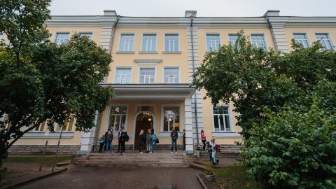 Получение от государства более пяти миллионов евро на ремонт и переоснащение этого довоенного здания Кесклиннаской гимназии влечет принятие городом встречного требования о закрытии одной-двух других школ ввиду неблагоприятного демографического тренда. (Фото: Илья СМИРНОВ/АРХИВ)