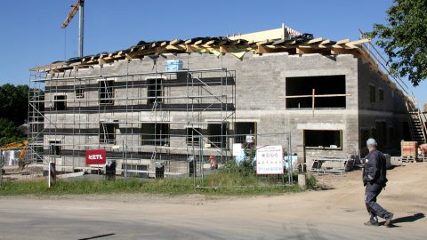 Строительство школьного здания в Синимяэ в 2014 году. (Фото: Пеэтер ЛИЛЛЕВЯЛИ/АРХИВ)