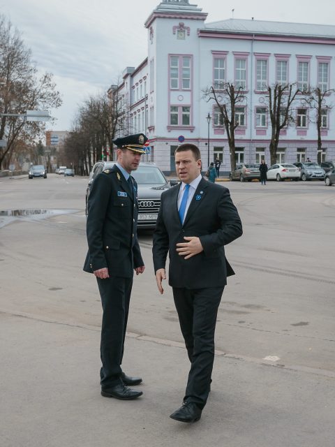 Узнав о подозрениях в отношении большой группы нарвских политиков-однопартийцев, глава Центристской партии Юри Ратас велел им покинуть должности до окончательного прояснения данного дела. Послушают ли партийного босса подозреваемые депутаты, уйдут ли с постов и должностей, или решатся на конфронтацию с Таллинном - это выяснится на следующей неделе. (Фото: Илья СМИРНОВ/АРХИВ)