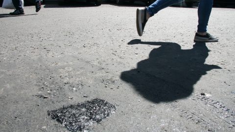 Такие черные "ловушки" поджидают покупателей на парковочной площадке у торгового центра "Вирония". (Фото: Пеэтер ЛИЛЛЕВЯЛИ)