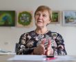Урси Йоост с подписными листами: "Очередная юридически грамотная схема поставила людей в затруднительное положение". (Фото: Матти КЯМЯРЯ)