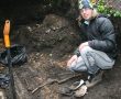 Ничего экстраординарного в находке нет, просто скелеты без погребального инвентаря. За год в ходе строительных работ обнаруживают сотни скелетов, и археологи и остеологи находятся в состоянии постоянной готовности, как спасатели. (Фото: Пеэтер ЛИЛЛЕВЯЛИ)