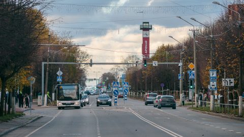 На Таллиннском шоссе, пересекающем Нарву с запада на восток, режим "зеленой волны" - размеренное движение без остановок на красный свет - должен быть запущен уже до конца текущего года. (Фото: Илья СМИРНОВ)