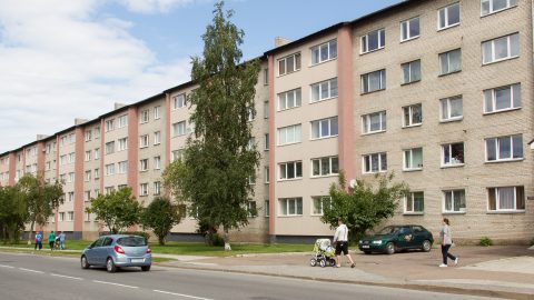 Квартирный дом в центре Кохтла-Ярве на улице Калеви. (Фото: Пеэтер ЛИЛЛЕВЯЛИ/АРХИВ)