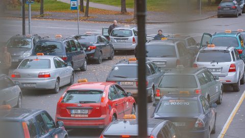 В приграничной Нарве несколько сотен водителей промышляют таксоизвозом: наличными 2,5 евро в этом году берут за поездку почти в любой конец города. Практически в каждой нарвской семье есть любимый телефонный номер таксодиспетчера. Мобильная платформа "Taxify" с ноября внедрилась в этот давно устоявшийся местный рынок, предлагая как поездки, так и приработок. (Фото: Илья СМИРНОВ/АРХИВ)
